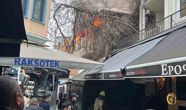 Ortaköy'de bulunan 2 katlı iş yeri alev alev yandı