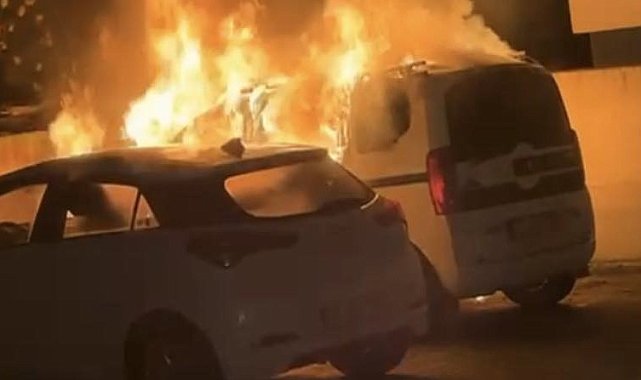 Osmaniye'de park halindeki araç alev alev yandı