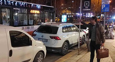 Otobüs durağını işgal eden araçlar vatandaşların tepkisini topladı