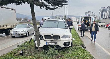 Otomobil ağaca çarptı: 1 yaralı