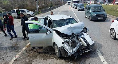Otomobil kamyonet ile çarpıştı: 2 yaralı