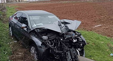 Otomobil sürücüsü beton direğe çarparak durabildi: 4 yaralı