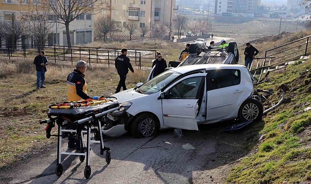 Otomobil yavaşlayan araca arkadan çarptı: 2 yaralı