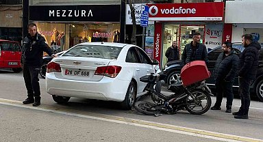Otomobile çarparak ikiye bölünen motosikletin sürücüsü yaralandı