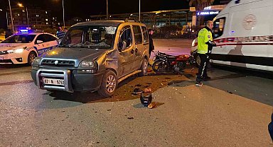 Otomobille çarpışan ehliyetsiz motosiklet sürücüsü yaralandı