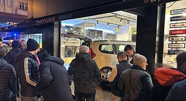 Otomobille çarpışan hafif ticari araç beyaz eşya dükkanına daldı