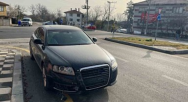 Otomobille çarpışan hafif ticari araç devrildi: 1 yaralı
