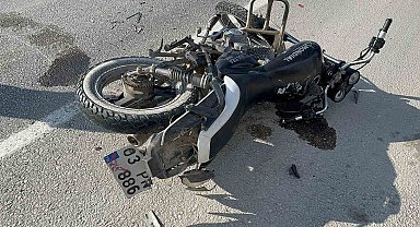 Otomobille çarpışıp hurdaya dönen motosiklet sürücüsü yaralandı