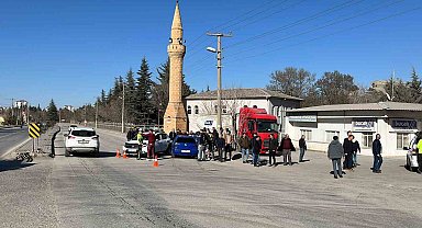 Otomobiller kavşakta çarpıştı: 3 yaralı
