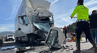 Otoyolda lastiği patlayan tıra çarpan kamyon kağıt gibi ezildi: 1 yaralı