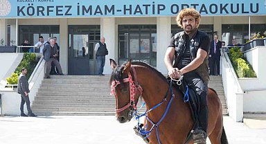 Oy kullanmaya atıyla geldi