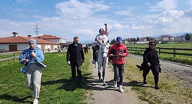 Özel bireyler ata binmenin heyecanını yaşadı