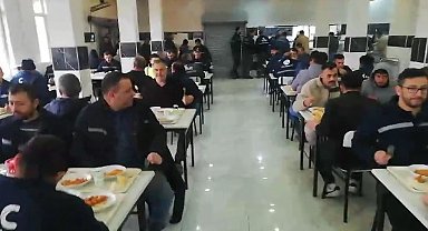 Özelleştirilen termik santrallerin işçileri öğle yemeğinde eylem yaptı