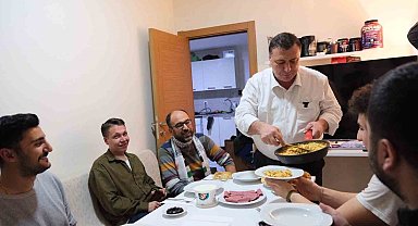 Özkan Alp öğrenci evinde sahur yaptı