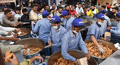 Pakistan'da ilk iftar yapıldı