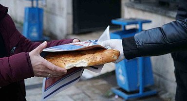 Pamukkale Adayı Ertemur iftar zamanı trafikte kalanlara Ramazan pidesi dağıttı