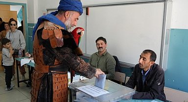 Papağanıyla oy kullanmaya gelen vatandaş ilgi odağı oldu