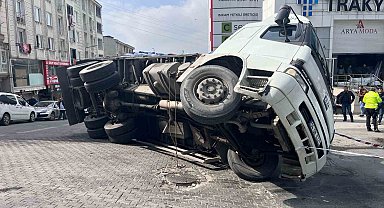 Park halindeki araçların üzerine devrilen tırın güvenlik kamera görüntüsü ortaya çıktı