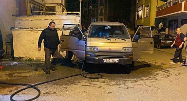 Park halindeki araçta yangın çıktı