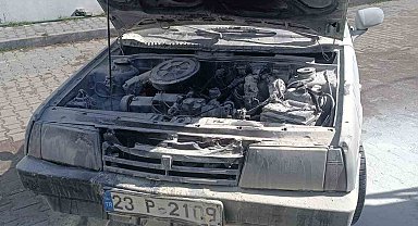 Park halindeki otomobil alev aldı