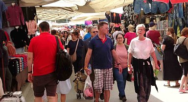 Perşembe pazarına turist yağdı, esnafın yüzü güldü