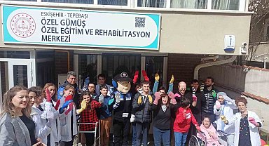 Polis ekipleri down sendromlu öğrencileri ziyaret etti