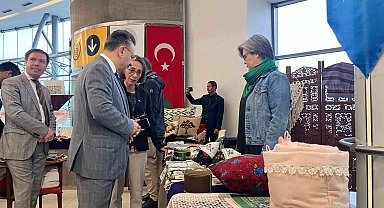 "İlmek İlmek dokunmuş hayatlar, kadınların elleriyle özgürleşiyor" sergisi