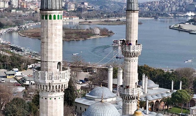 Ramazan ayının simgesi mahyaların ilki Eyüpsultan Camii'ne asıldı: "Ramazan Kur'an ayıdır"