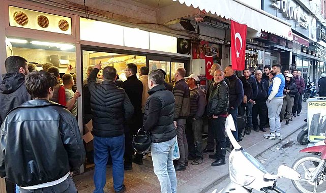 Ramazan'ın ilk günlerinde sıcak pide kuyruğu