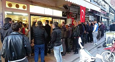 Ramazan'ın ilk günlerinde sıcak pide kuyruğu
