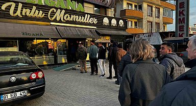 Ramazan'ın ilk gününde sıcak pide kuyruğu geleneği bozulmadı