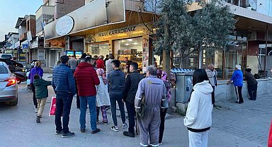 Ramazan'ın ilk gününde sıcak pide kuyrukları uzadıkça uzadı