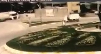 Refüje çarpan otomobilin yan yatma anı kameraya yansıdı