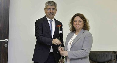 Rektör Kaçar'dan kadın personele Kadınlar Günü karanfili