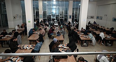 Rektör Özölçer, orucunu öğrencilerle birlikte açtı