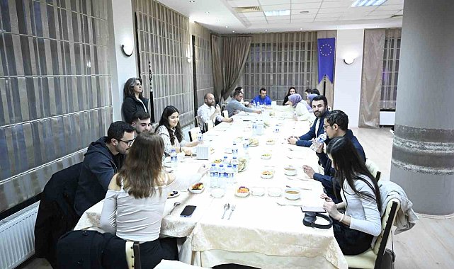 Rektör Savaş 'Gençler Çalışıyor Uşak Kazanıyor' projesinin ilk kursiyerleriyle buluştu
