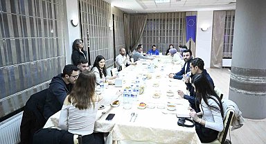 Rektör Savaş 'Gençler Çalışıyor Uşak Kazanıyor' projesinin ilk kursiyerleriyle buluştu