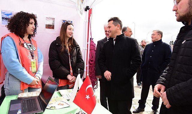 Rektör Topal, öğrenci topluluklarının standını ziyaret etti