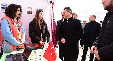 Rektör Topal, öğrenci topluluklarının standını ziyaret etti