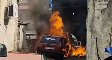 Rize'de park halindeki 2 otomobil yandı