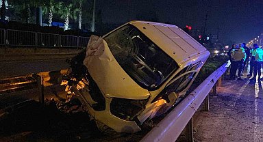 Rrefüje giren araç bariyeri biçti: 1 yaralı