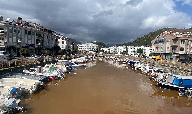 Sağanak sonrası Marmaris'te denizin rengi değişti