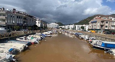 Sağanak sonrası Marmaris'te denizin rengi değişti