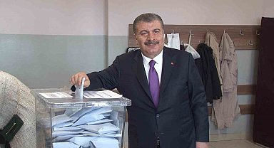 Sağlık Bakanı Fahrettin Koca, oyunu Üsküdar'da kullandı