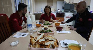 Sağlık çalışanları ilk iftarlarını görev başında yaptı