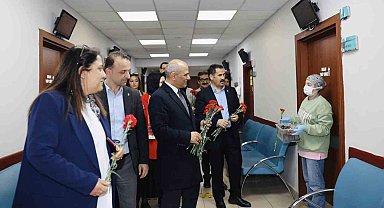 Sağlık çalışanlarına karanfil hediyesi