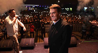 Sakiler en güzel şarkılarını Osmangazi Meydanı'nda söyledi