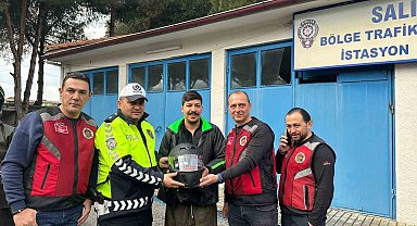 Salihli'de moto kuryelere kask ve yelek hediye edildi