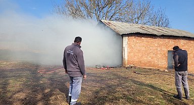 Samanlık yangını itfaiye ekiplerince söndürüldü
