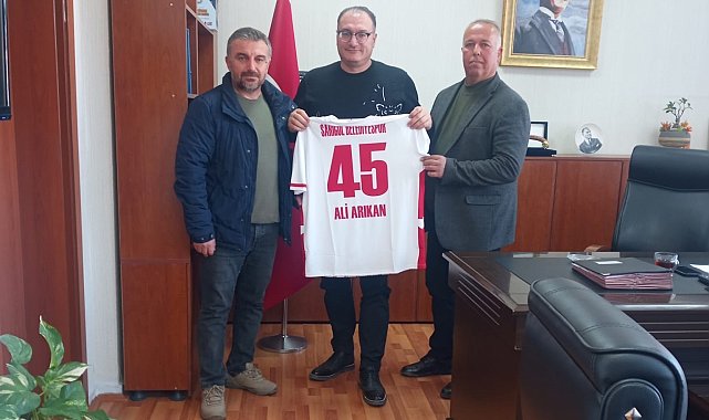 Şampiyon takımdan Sarıgöl Kaymakamı Arıkan'a hatıra forma